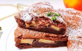 Шоколадная шарлотка с яблоками в мультиварке