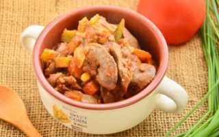 Печень куриная, тушенная с луком