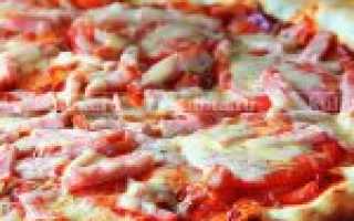 Пицца с ветчиной и сыром и помидорами